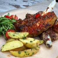 Свинячі реберця у соусі BBQ з картоплею по-селянськи