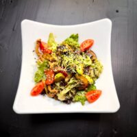 Салат із свининою та овочами гриль