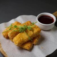 Сир фрі з соусом з лісових ягід/ fried cheese
