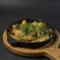 Смажена картопля з печерицями та цибулею/ Fried potatoes with mushrooms and onions